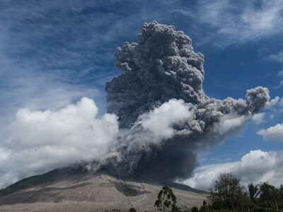 Έκρηξη του ηφαιστείου Σεμέρου στην Ινδον...
