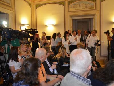 Στη φωτ. διακρίνεται ο δημοσιογράφος του...