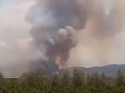 Μαίνεται η μεγάλη φωτιά στο Καλέντζι Κορινθίας 