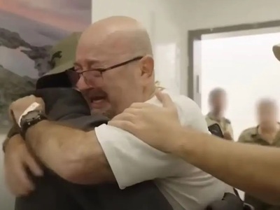 Ισραήλ: Σηκώθηκε από το αμαξίδιο για να ...