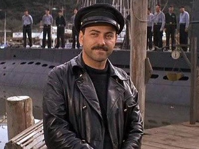 Στα νιάτα του στην ταινία "Έρχονται...