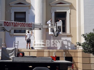 Έπιασαν πάλι τα πινέλα στο Δικαστικό Μέγ...