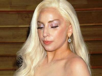 Η lady Gaga κάνει τατουάζ ολόγυμνη! ΔΕΙΤΕ ΦΩΤΟ 