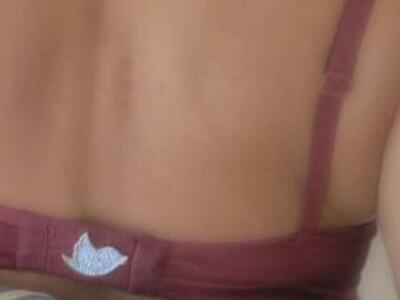 Η Μαρία Μπακοδήμου βγάζει το σουτιέν της...