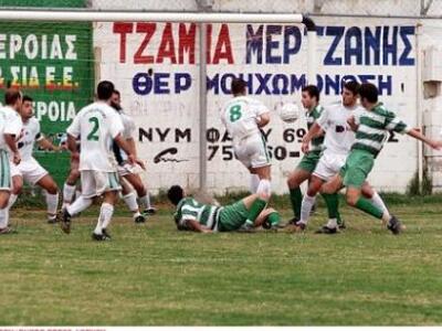 Ποδοσφαιριστές επέστρεψαν με τα πόδια στ...