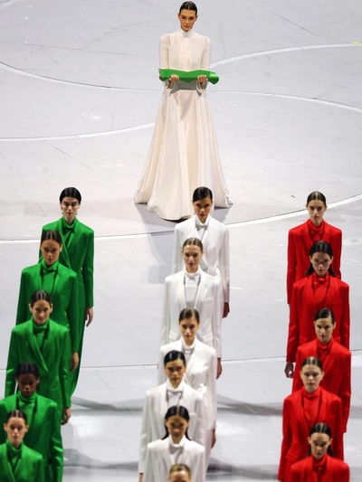 Kαι η Βιτόρια Τσερέτι ως ιέρεια της τελε...