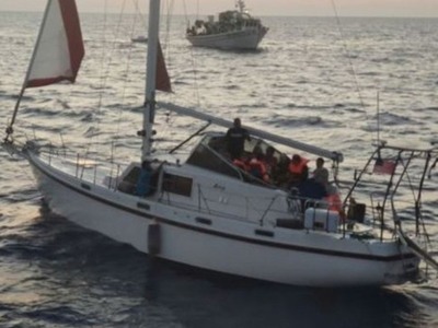  Ιστιοπλοϊκό σκάφος με μετανάστες - ανάμ...