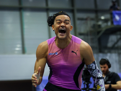 Ο «ιπτάμενος» Εμμανουήλ Καραλής... πέταξ...