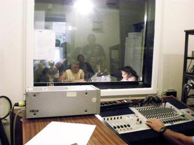 Μαθητές του δημοτικού σε ρόλο... ραδιοφω...