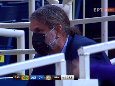 Τρυφερή στιγμή του Αλβέρτη με τον γιο το...