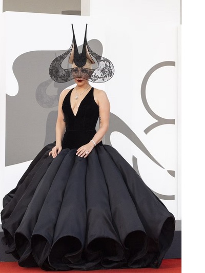 Η Lady Gaga απογείωσε τον όρο couture με...