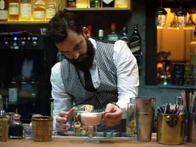 Τρεις γνωστοί μπάρμεν της Πάτρας μας προ...