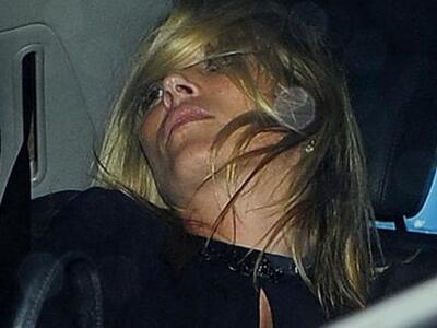 Η Κέιτ Μος καταρρέει απο το μεθύσι μέσα ...