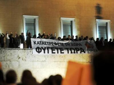 Tώρα! Ανήρτησαν πανό οι βουλευτές του ΣΥΡΙΖΑ