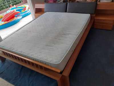Πωλείται διπλό κρεβάτι με στρώμα και συρταριέρα