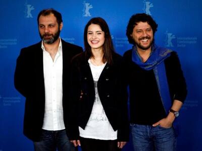 Οι ηθοποιοί Φατίχ Αλ, Γκινές Σαγίν και Ίλκερ Αξούμ