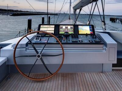 Eντυπωσιακό δικάταρτο σκάφος - θαλαμηγός...