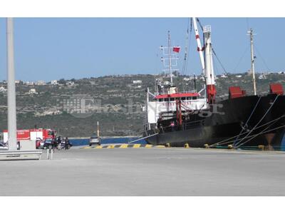 Ύποπτο πλοίο για μεταφορά όπλων και πυρο...