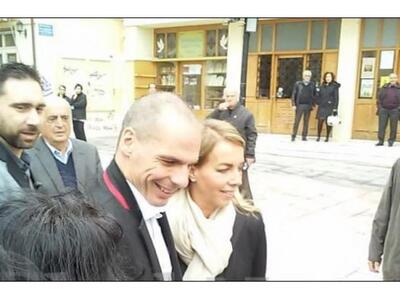Ο Γιάνης Βαρουφάκης με τη σύζυγό του στην παρέλαση