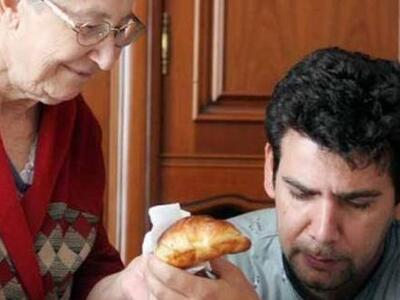 Στην Ελλάδα ένας στους δύο νέους μένει μ...