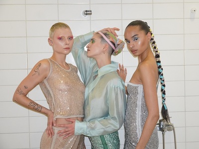 Μοντέλα με Parthenis looks από τη συλλογ...