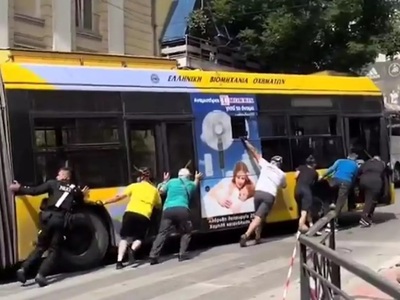 Τρόλεϊ «έμεινε»  στη λεωφόρο Συγγρού και...