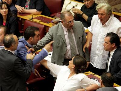 Καρέ Καρέ το χθεσινό επεισόδιο στη Βουλή...