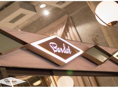 Bardot cafe kitchen bar: Ο χώρος που κάν...