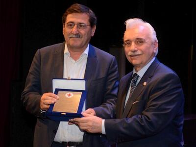 Ο Ερυθρός Σταυρός βράβευσε τον Δήμαρχο Π...