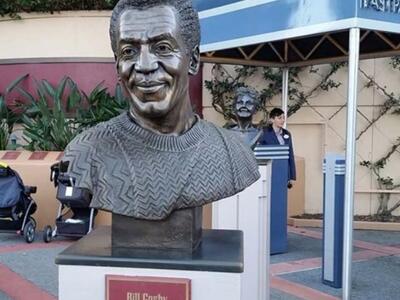 Η Disney αποσύρει το άγαλμα του Μπιλ Κόσμπι