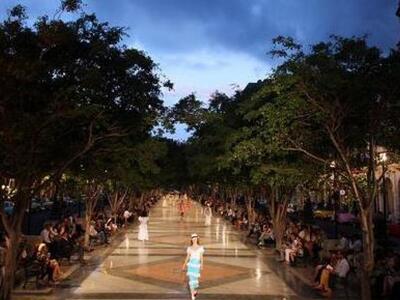 Ιστορική επίδειξη μόδας στην Αβάνα από τ...