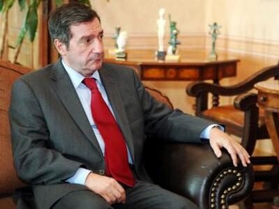 Υπέρ της λειτουργίας καταστημάτων τις Κυ...