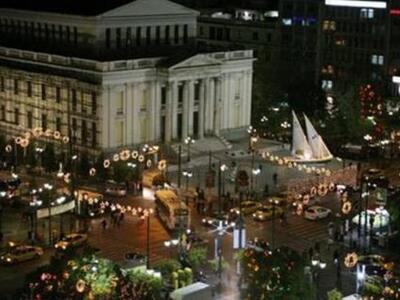 Ο Πειραιάς φοράει τα λαμπιόνια του για τ...