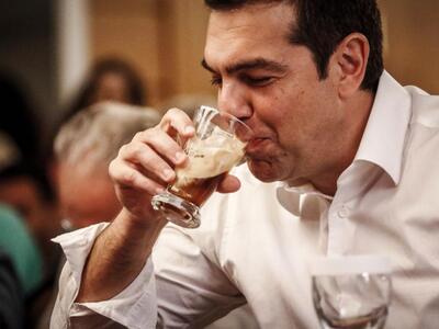 Ο Αλέξης Τσίπρας πίνει τον φρέντο του χω...
