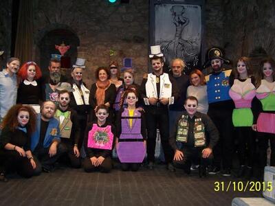 Ο Θίασος με την Κα Καμπανέλλη στο μέσον