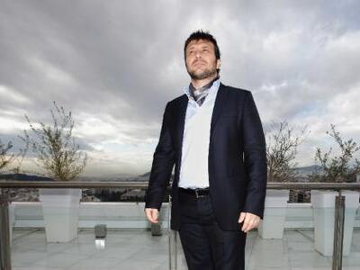 Και παρουσιαστής ο Γιάννης Πλούταρχος! 