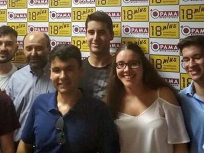 Ο Νίκος Χαλαζιάς με μαθητές του.  (από α...