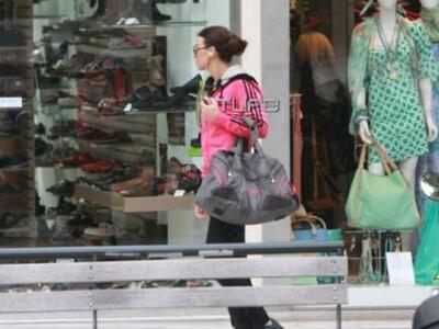 Με τη φόρμα βγήκε για ψώνια στη Γλυφάδα ...