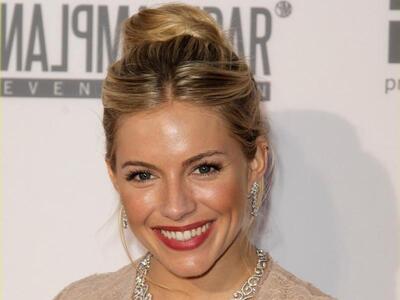 Λαμπερή η παρουσία της Sienna Miller στο...