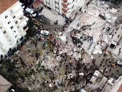 Κατέρρευσε οκταώροφη πολυκατοικία στην Κ...