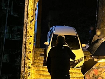 Ιωάννινα: Αυτοκίνητο σφήνωσε στα σκαλιά ...