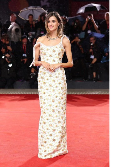 Mπενεντέτα Πορκαρόλι με Prada και κοσμήμ...