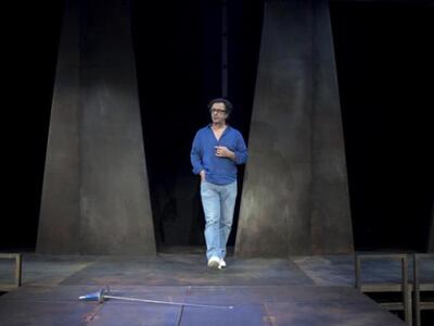 Ο σκηνοθέτης της παράστασης και γνώριμος...