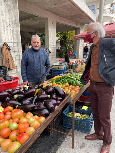 Πάτρα: Η Δημοτική Αρχή με εργαζόμενος της αρμόδια υπηρεσίας στην λαϊκή αγορά των Προσφυγικών