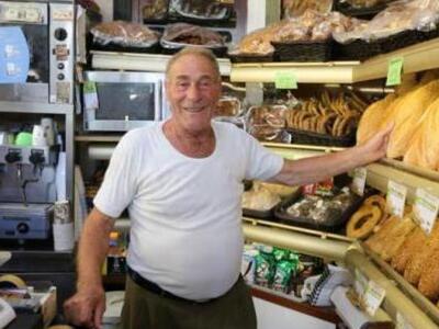 "Κόβουμε το ψωμί και το δαγκώνουν λ...