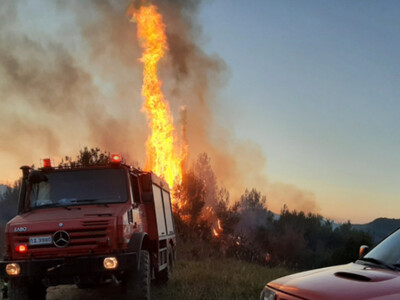 Μεγαλόπολη: Σε εξέλιξη η φωτιά στην περι...