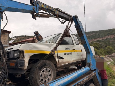 Ναύπακτος: Δημοτικό όχημα έπεσε σε γκρεμ...