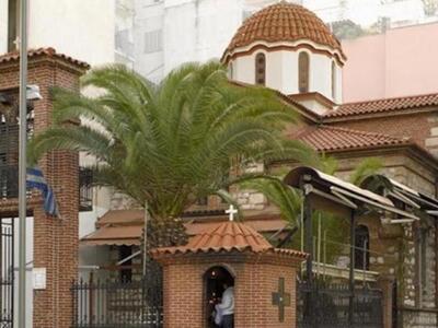 Πάτρα: Πλήθος πιστών στο ναό των Αγίων Α...