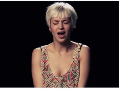 Γυναικείο συγκρότημα τραγουδάει ενώ έρχε...