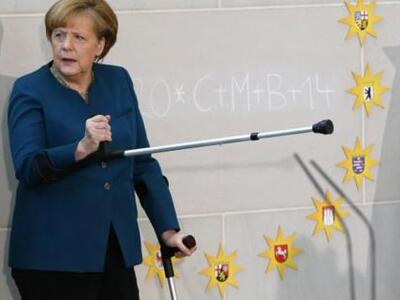 Η πρώτη εμφάνιση της Μέρκελ με πατερίτσε...